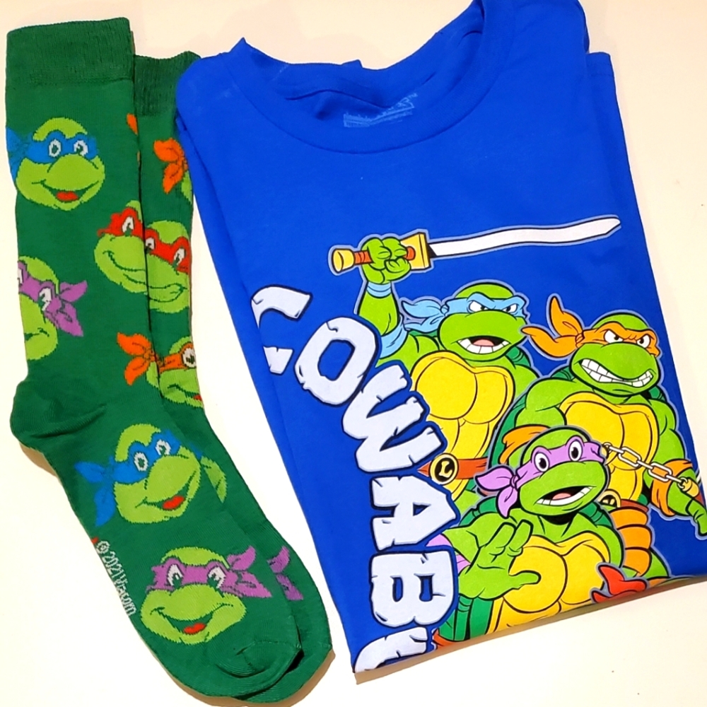 TMNT Cowabunga Graphic Short Sleeve T-Shirt Adult Medium with Socks